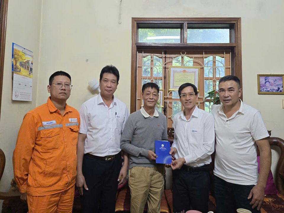Công đoàn Công ty Điện lực Sơn La thăm hỏi CBCNV Công ty ốm đau phải điều trị dài ngày. Ảnh Duy Thanh